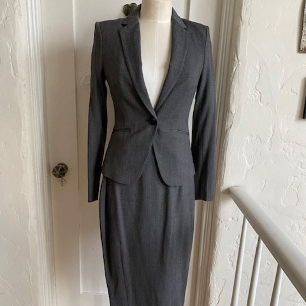 SAUCY YET PROFESSIONAL 2 PC H & M TAILORED BLAZOR AND PENCIL SKIRT SIZE 4